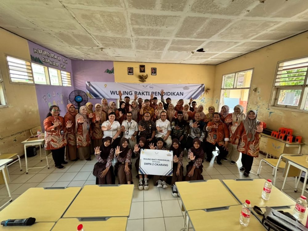 Wuling memberikan bantuan mencakup meja siswa kursi siswa serta laptop untuk menunjang kegiatan pembelajaran di SMPN 02 Cikarang Timur 1000x750