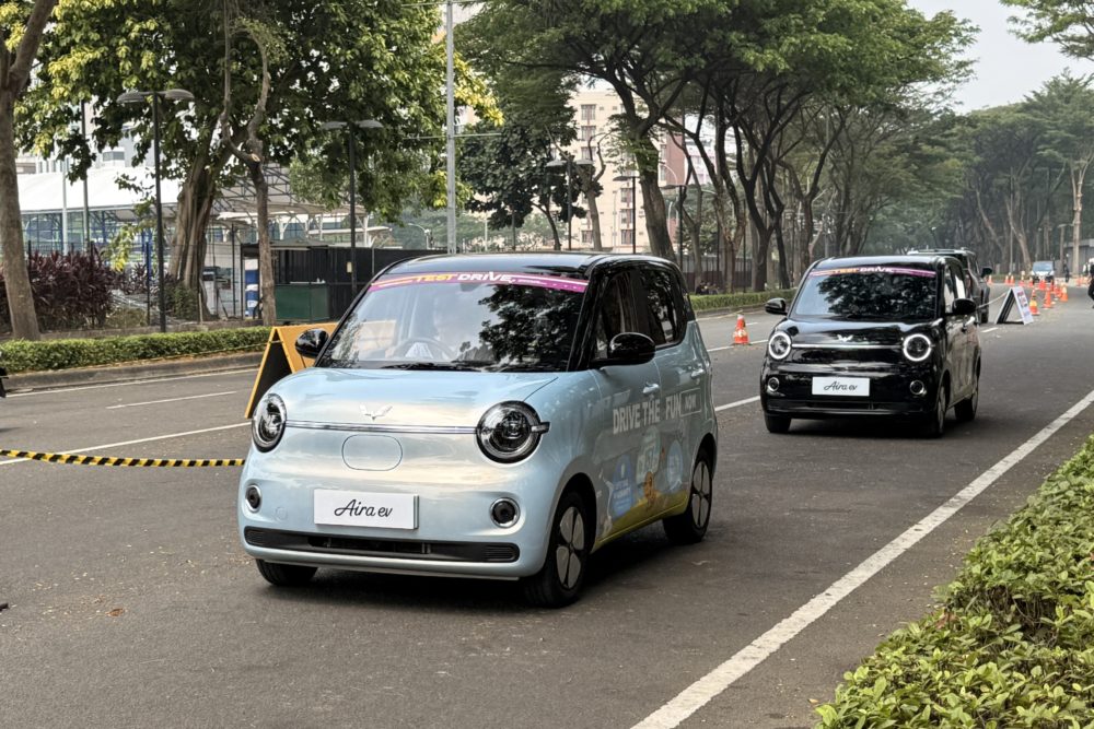 Aira ev meraih penghargaan Most Driven EV Passenger sebagai kendaraan listrik penumpang yang paling banyak dicoba selama pameran GIIAS 1000x667