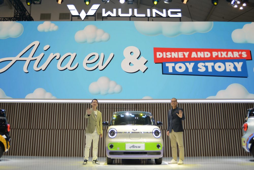 Foto bersama Ricky Christian Marketing Director Wuling Motors dengan Mr. Tan Wee Executive Director Brand Commercialization PT Walt Disney Indonesia 1000x667