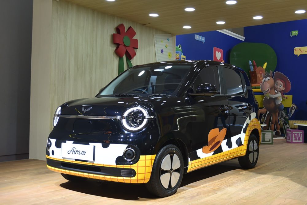 Karakter Woody dihadirkan melalui desain decal pada Aira ev varian Starry Black yang menampilkan kesan klasik namun tetap stylish 1000x667