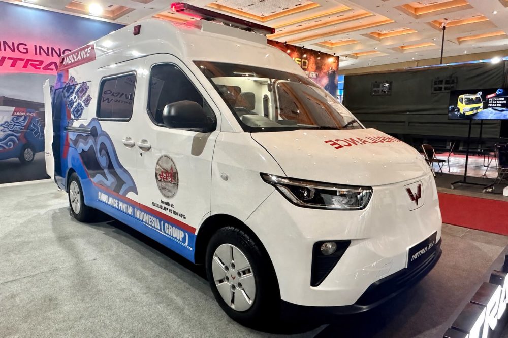 Wuling Mitra EV Ambulans dikembangkan dengan mempertimbangkan kebutuhan operasional layanan kesehatan mulai dari ruang gerak tenaga medis hingga kemudahan akses pasien 1000x667