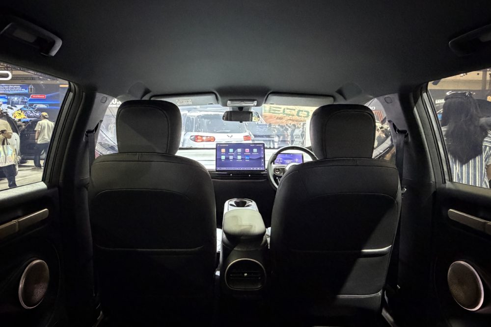 Wuling New Cloud EV SE hadir dengan headliner berwarna hitam yang memberikan nuansa kabin lebih modern 1000x667