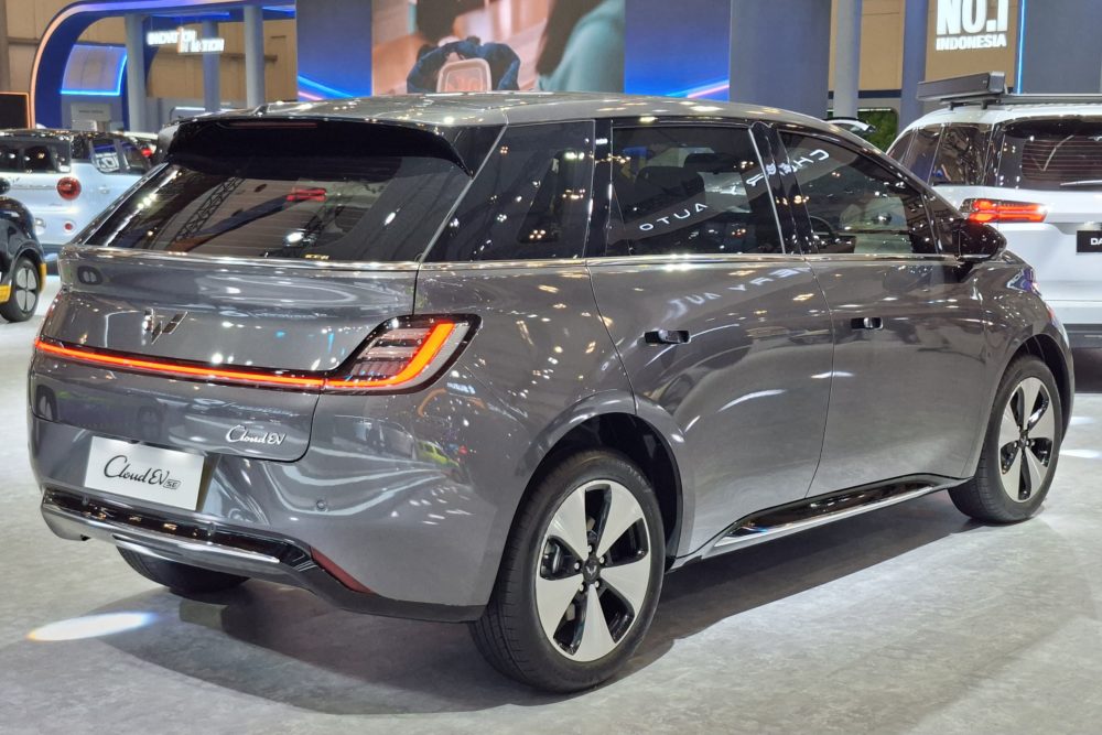 Wuling New Cloud EV SE mengusung baterai berkapasitas 38 kWh yang mampu menempuh jarak hingga 360 kilometer CLTC 1000x667