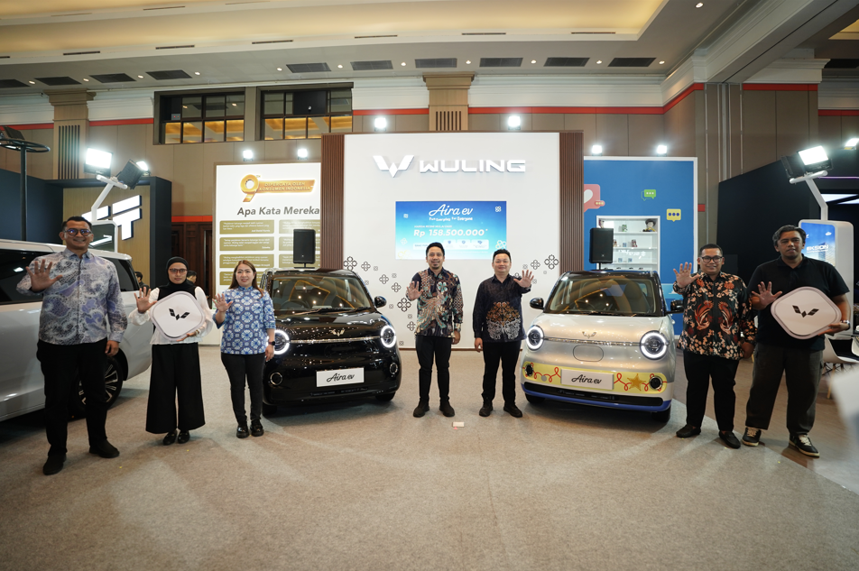 Handover Ceremony turut digelar sebagai bentuk penyerahan kendaraan secara simbolis kepada konsumen yang telah melakukan pemesanan pada periode pre book