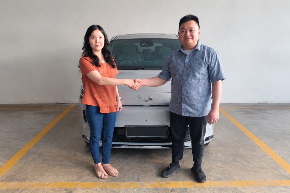 Serah Terima Unit Wuling Darion kepada Konsumen Wuling Perdana Kenjeran Surabaya oleh Salah Satu Perwakilan PT SGMW Sales Indonesia 1000x666